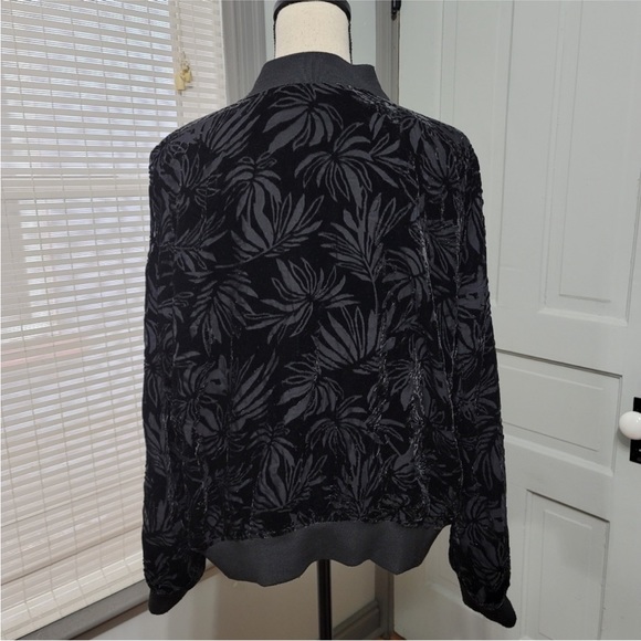 TORRID BURNOUT VELVET BOMBER JACKET - BLACK - SZ 1 - Picture 4 of 7